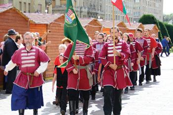 szeptember 29., SZOMBAT A Kis Harmónia tánccsoport előadásában egy mozgalmas, derűs kánkánt láthatnak a Temesvári Magyar Napokon.