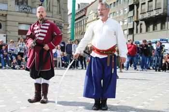játékokat próbálhatnak ki egyénileg vagy csapatban. Az eredményes játék során Bartók pengők gyűjthetők, melyek a játék végén kisebb-nagyobb nyereményekre válthatók majd be.