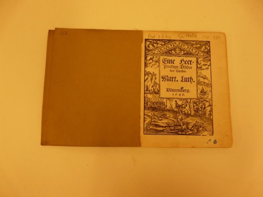 Ant.2374 Martin Luther, Eine Heerpredigt Wider den Türcken. Wittemberg, N. Schirlentz, 1542. Állapotleírás: A XVI. századi nyomtatvány szürke nyersvászonba lett kötve.