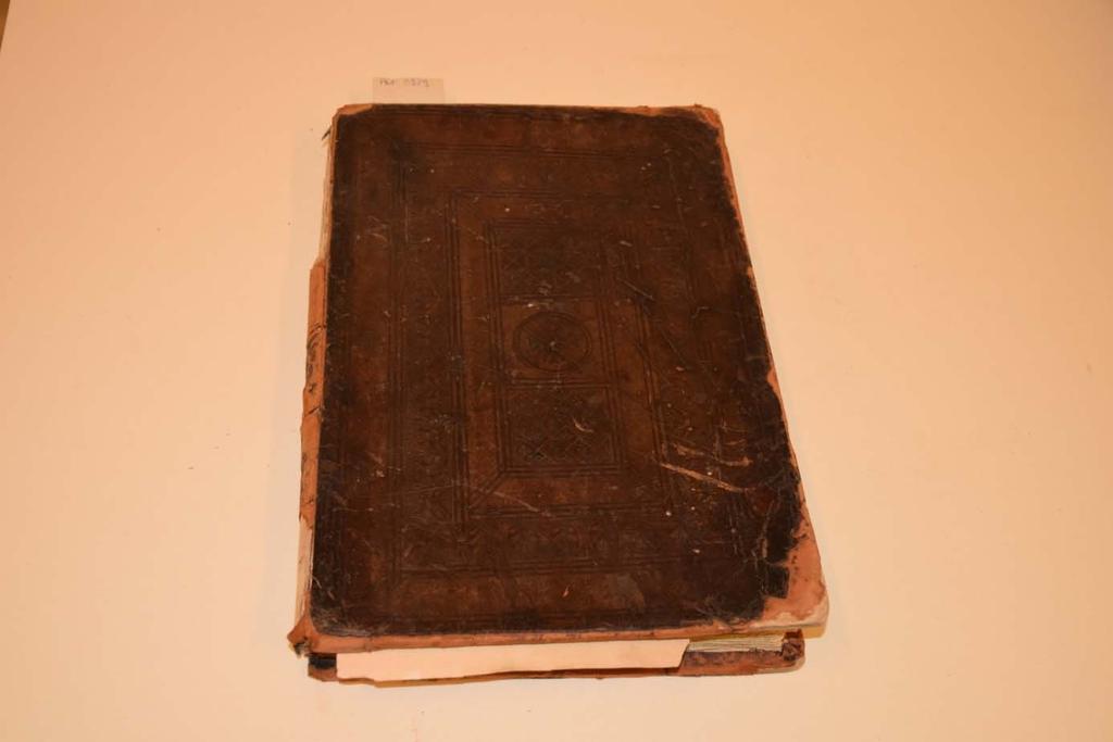 Ant.0929 Regula beati Augustini, 1508. Állapotleírás: Barna, egészbőrbe kötött nyomtatvány. A könyvet kb. a múlt században újrakötötték, az eredeti bőrt, az új bőrkötésre ragasztották.