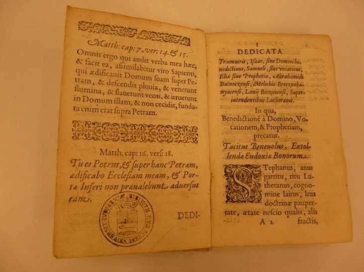 A könyv állapota: A nyomtatványnak az eredeti kötése nincs meg, XX. századi vászonkötése van. A könyv lapjai tiszták, nem sérültek, jó állapotban vannak.