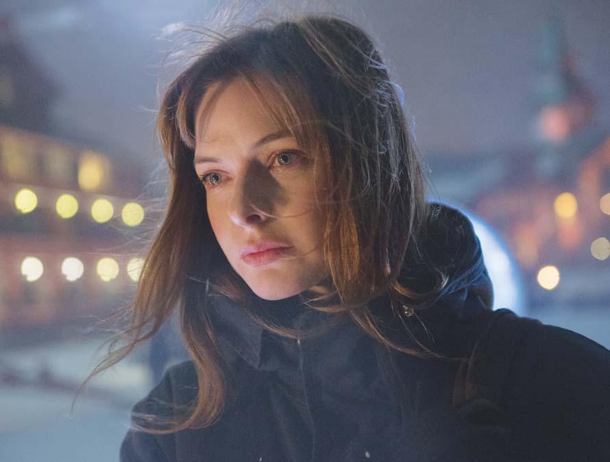 INTERJÚ REBECCA FERGUSON Rebecca Ferguson a filmekben többnyire hallgatag, titokzatos, szigorú nőket alakít, de ami- kor élőben találkozom vele a londoni Ham Yard Hotelben, egy barátságos, nagyhangú