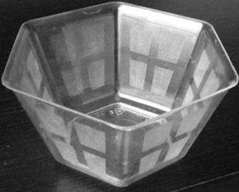 2005-20XX Középszint 50) Egy műanyag terméket gyártó üzemben szabályos hatoldalú csonkagúla alakú, felül nyitott virágtartó dobozokat készítenek egy kertészet számára (lásd az ábrát).