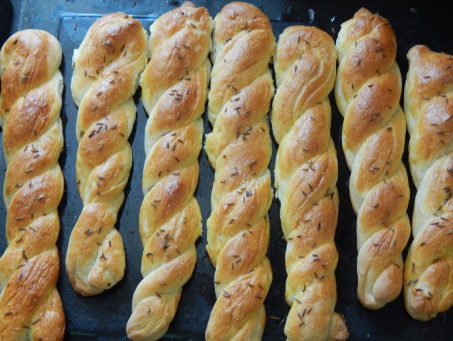 Letakarva 1 óra hosszat kelesztjük. Lisztezett deszkára borítjuk, majd 60 cm hosszú, ujjnyi vastagságú rudakat sodrunk, majd a rudakból kétszálas fonatokat készítünk.