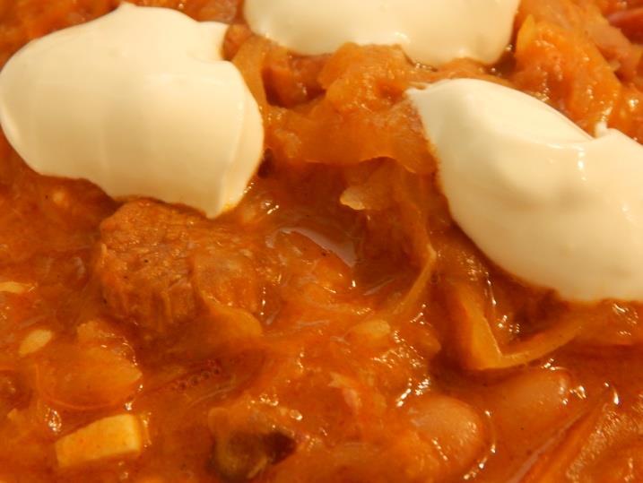 Konczerné Albitz Piroska-Babos káposzta - 1 kg füstölt csülök - 1,5 kg hátsó csülök - 1,5 kg savanyú káposzta - 1 kg száraz tarkabab - vöröshagyma - zsír - paprika - paradicsom Előző nap beáztatjuk a