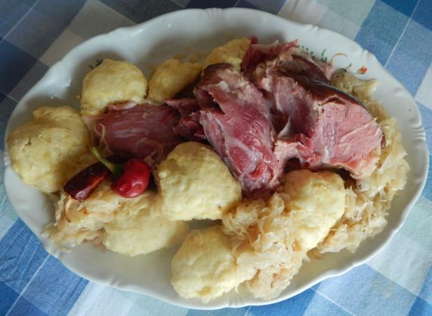 gombóctésztát, majd kb. 1/2 órán át megkelesztjük. Ezután gombócokat formálunk belőle.