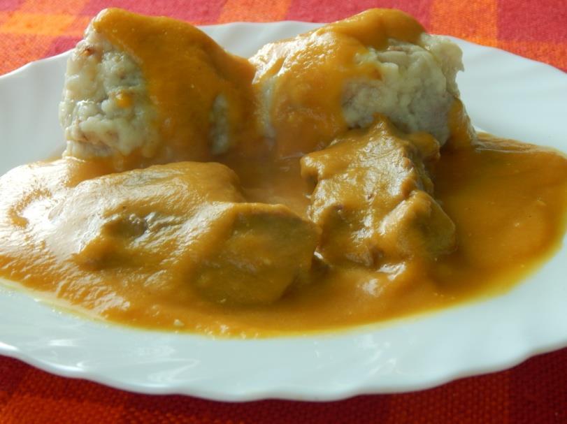 Szikora Józsefné Vadas Gombóchoz: - 60 dkg marhahús - 2 db zsömle - 1 db nagy fej vöröshagyma - kevés olaj a pirításhoz - 2 db sárgarépa - 1 db tojás - 2 db fehérrépa - 25-30 dkg liszt - 2 db