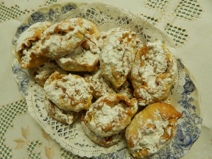 Tóthné Hanzel Ilona Hájas diós (90-100 darab) Tésztához: - 1,5 kg disznóháj darálva - 1 kg liszt - 12 tojás sárgája - 2 kis pohár tejföl - só - cukor Töltelékhez: - 12 tojás fehérje - 0,5 kg darált