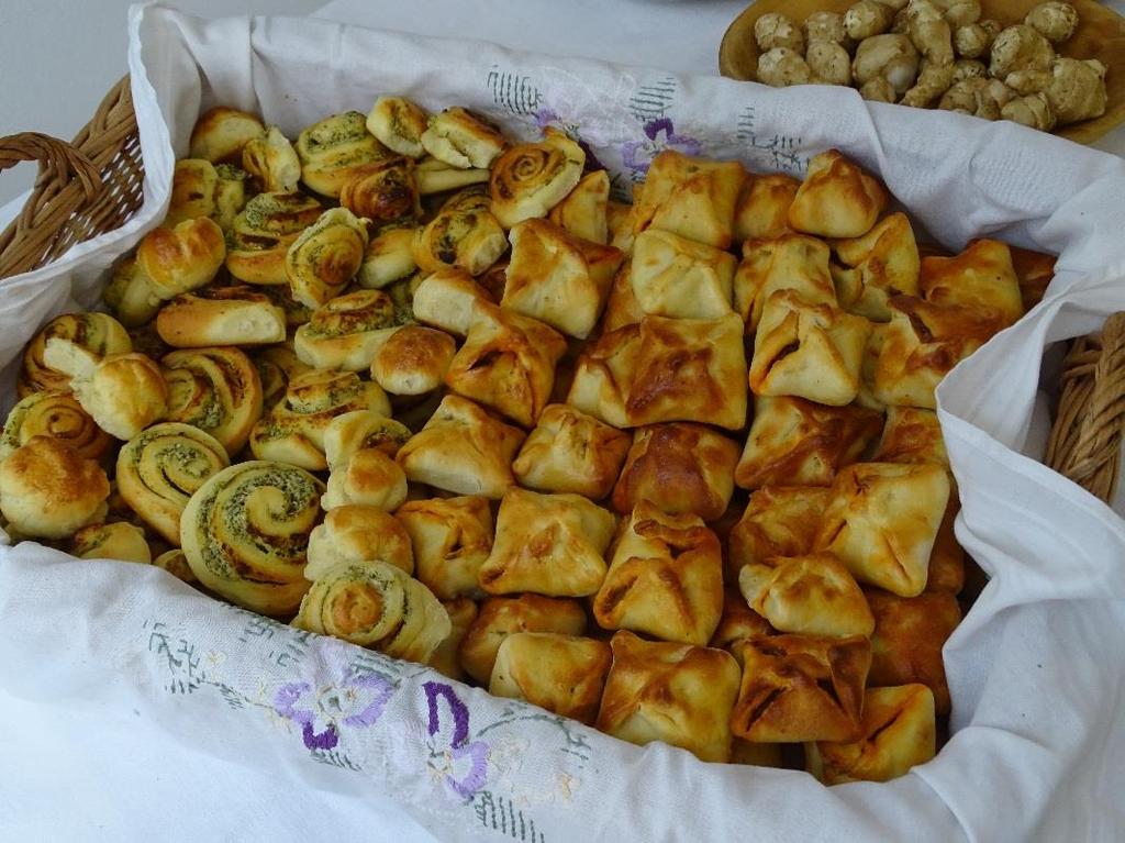 Batyuk és csigák A cserkúti erdőben lakó Tóth Katival (ő is őstermelő) sokszor dolgozunk együtt a vendéglátás során, sokszor besegít, pl. a sütemények elkészítésével.