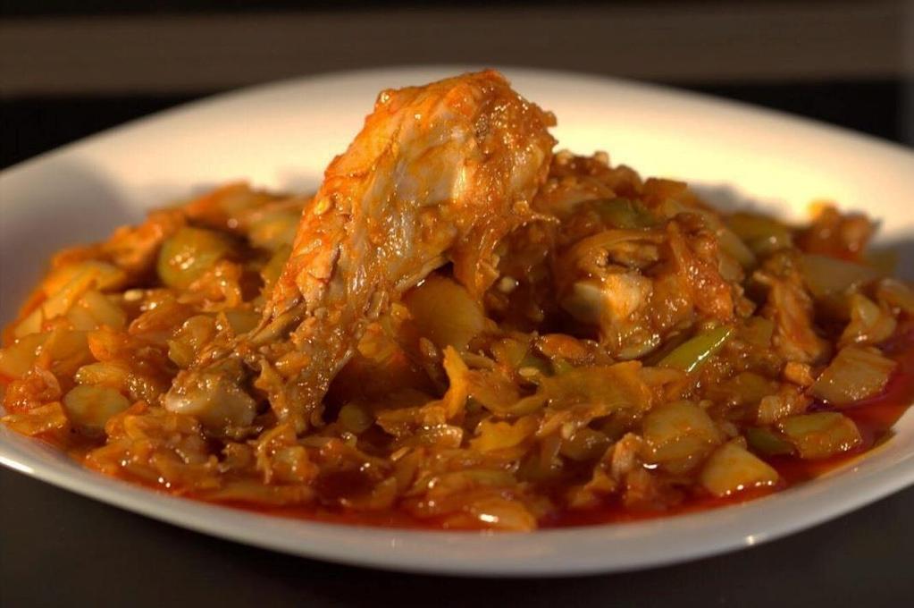 sütjük, míg a káposzta jól átsül. Akkor adjuk hozzá a felaprított paprikát, sózzuk és addig sütjük, míg a paprika is jól átsült.