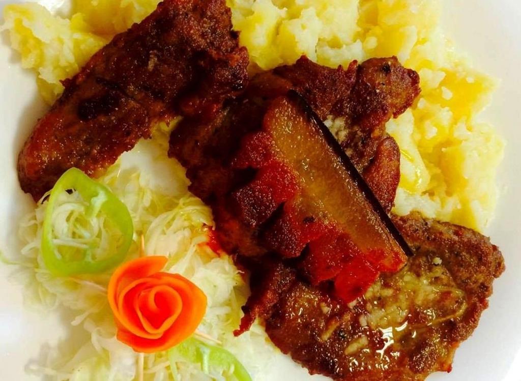 Cigánypecsenye Hozzávalók: 80 dkg sertéstarja 20 dkg kenyérszalonna 4-5 gerezd fokhagyma 1 teáskanál törött paprika só, bors Előző este a sertéstarját 8 szeletre vágjuk, sózzuk, borsozzuk, hűtőbe