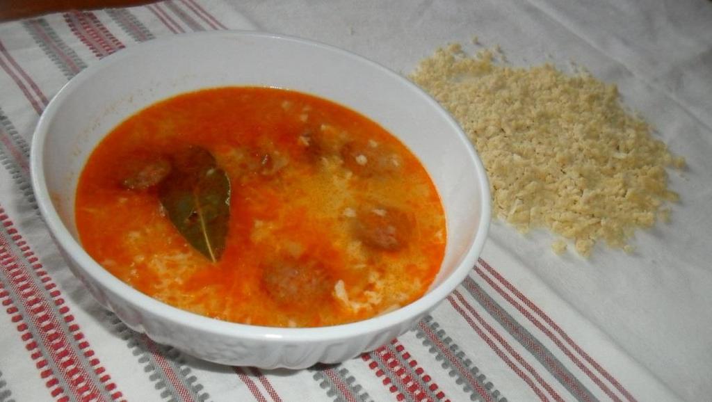 Kolbász leves savanyú káposztával (Wurstsuppe mit Sauerkraut) Házilag savanyított káposzta mindig volt, gyerekekként annak taposása jutalomnak számított.