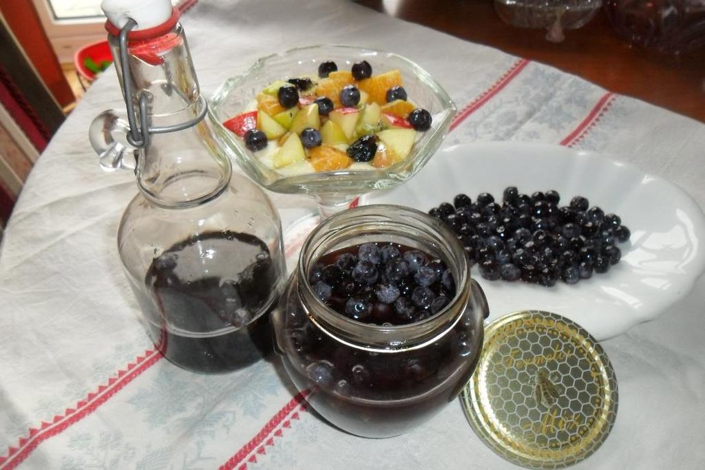 Kökény mézben (Sleedoornim Honing) Méz mindig volt a családban, a gyümölcs hidegen mézbe elrakva megőrzi a benne lévő vitaminokat és még a méztől is gazdagodik.