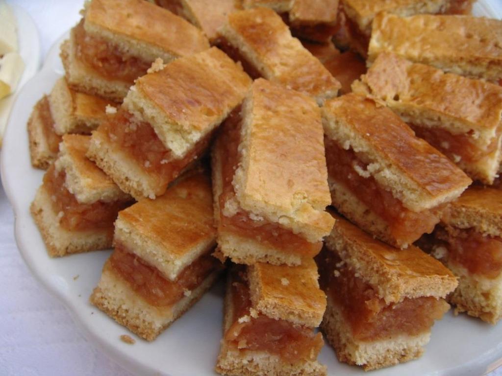esetleg kevés búzadara Az almákat meghámozzuk és almareszelőn lereszeljük (ha egészséges, érdemes a héját megszárítani és üvegben tárolni, kitűnő teának, vagy hideg vízben áztatva kellemes frissítő).