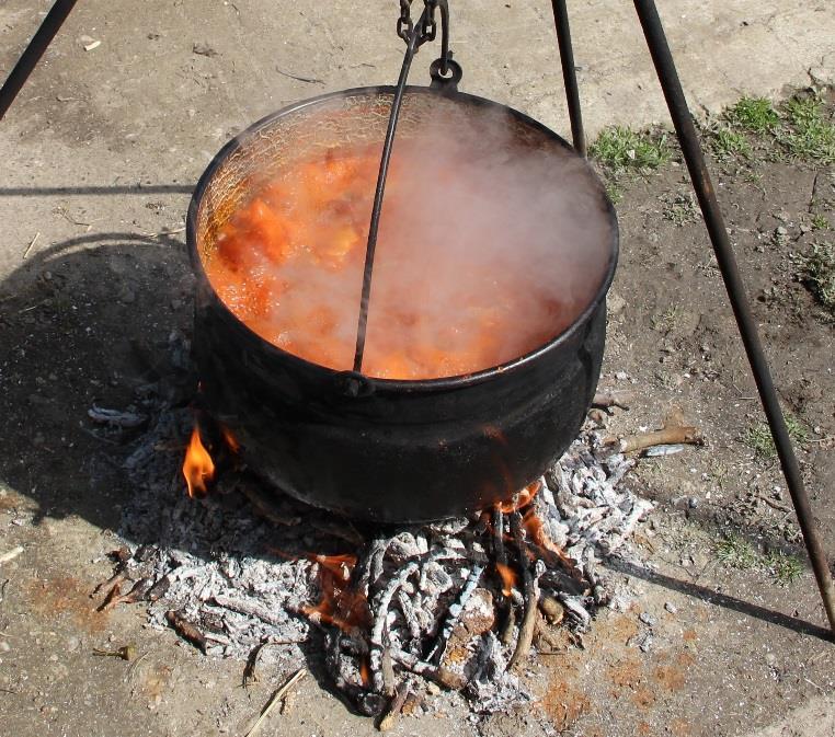 Vegyes halpaprikás Sipőc Árpád receptje HOZZÁVALÓK (20 személyre): 5 kg tisztított pontyszelet, 0,7 kg harcsaszelet 0,5 kg csukaszelet 5 fej hagyma reszelve 5 gerezd fokhagyma apróra vagdalva 8