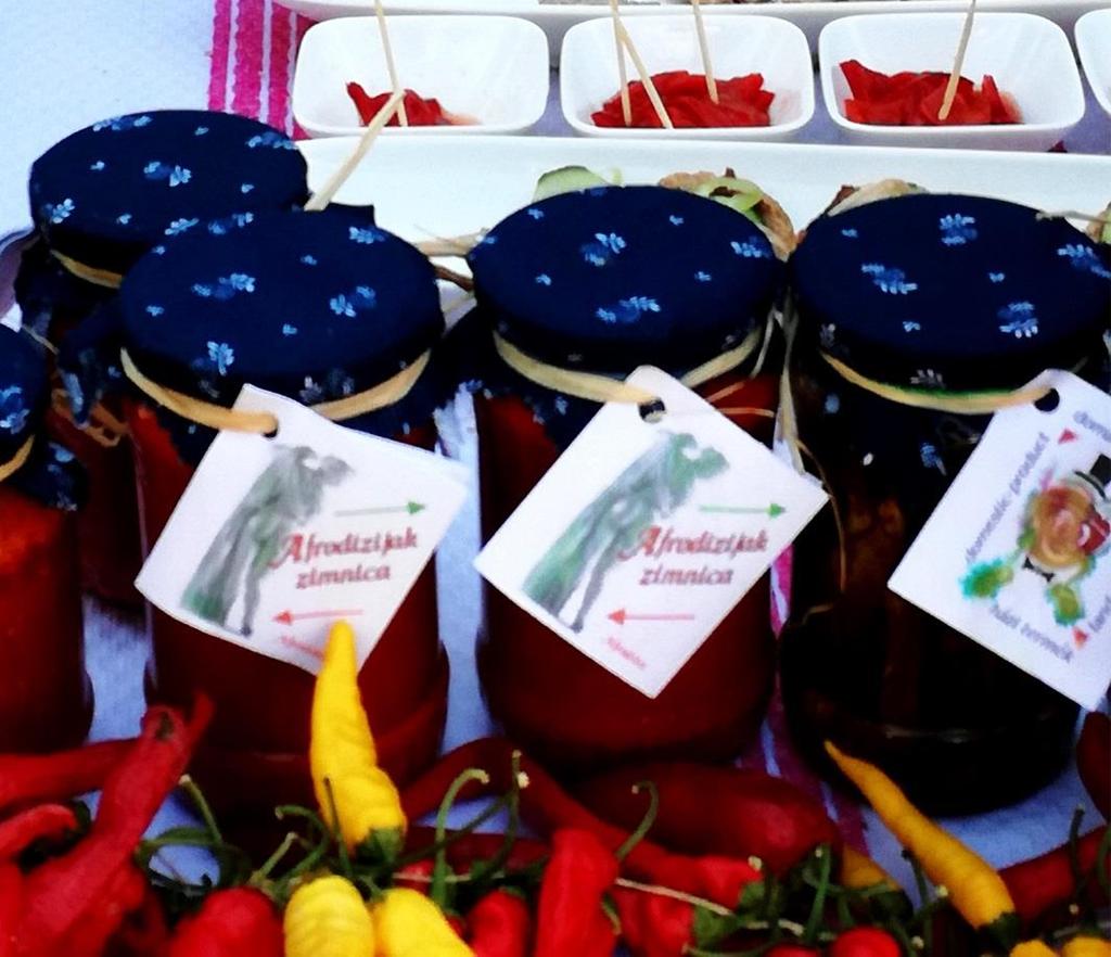 Ájvár Hozzávalók: 5 kg érett paprika 1,5 kg padlizsán 4 fej vöröshagyma A paprikát megmosni, megpucolni a magjától, fölszeletelni. Padlizsánt hámozni, szeletelni. A vöröshagymát is összeszeletelni.