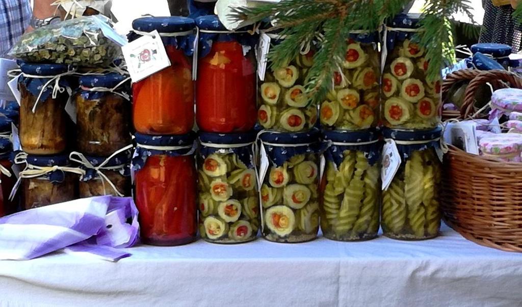 Olajos hal Hozzávalók: friss hal (apró halak: keszeg, dévér, balin, kárász) fűszerek: egész bors, boróka bogyó, koriander mag, babérlevél, foghagyma, és egy széles szelet biocitrom üvegenként olaj só