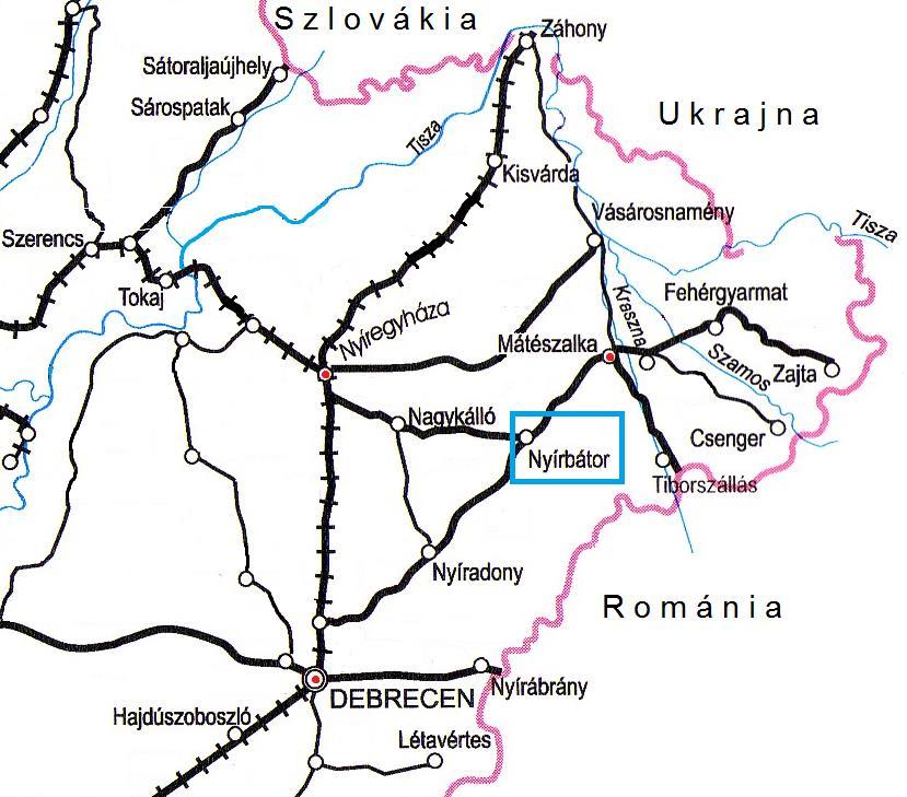 számú főútvonal mentén fekszik (a Debrecen Nyíregyháza Mátészalka által határolt háromszög közepén). Vonzáskörzete tekintetében sugaras közúthálózat középpontjában fekszik.
