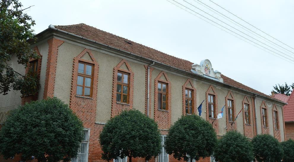 16 HELYI VÉDETT 4. VÁROSHÁZA A 17. század közepén épült középület, eredetileg laktanyaépület, később városháza, a településközpont jellegzetes meghatározó épülete.
