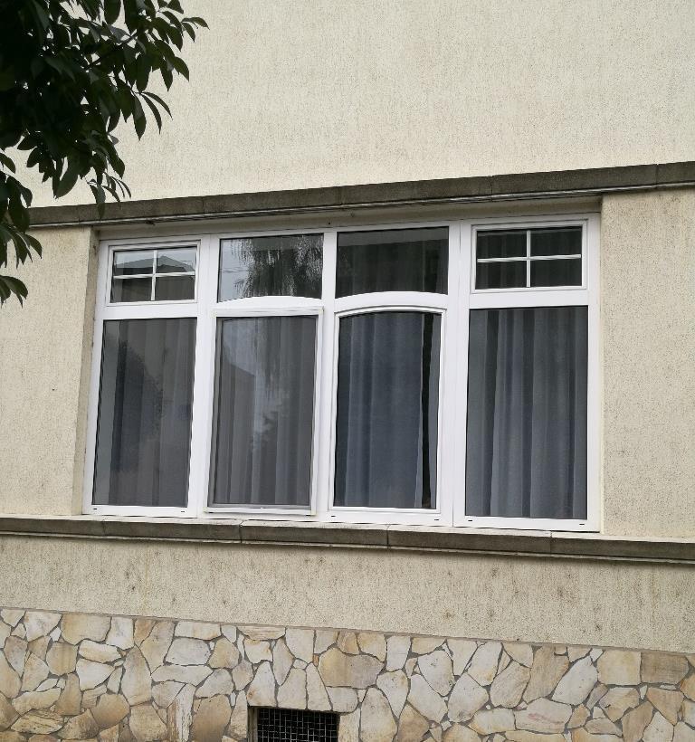 Az épület helyileg védett értéket, a ház tömbformája, homlokzati kialakítása jelenti.