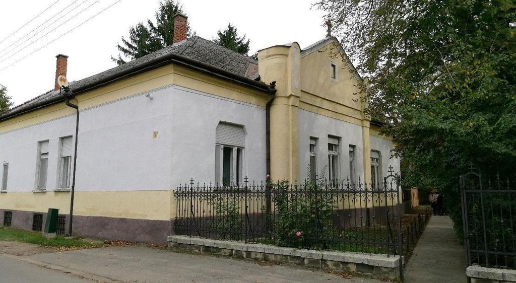 21 HELYI VÉDETT 9. GÖRÖGKATOLIKUS PARÓKIA Az épület műemlékvédelem alatt álló Görögkatolikus Székesegyház melletti 21 hrsz-ú telken helyezkedik el. Stílusában hasonlít a templomhoz.