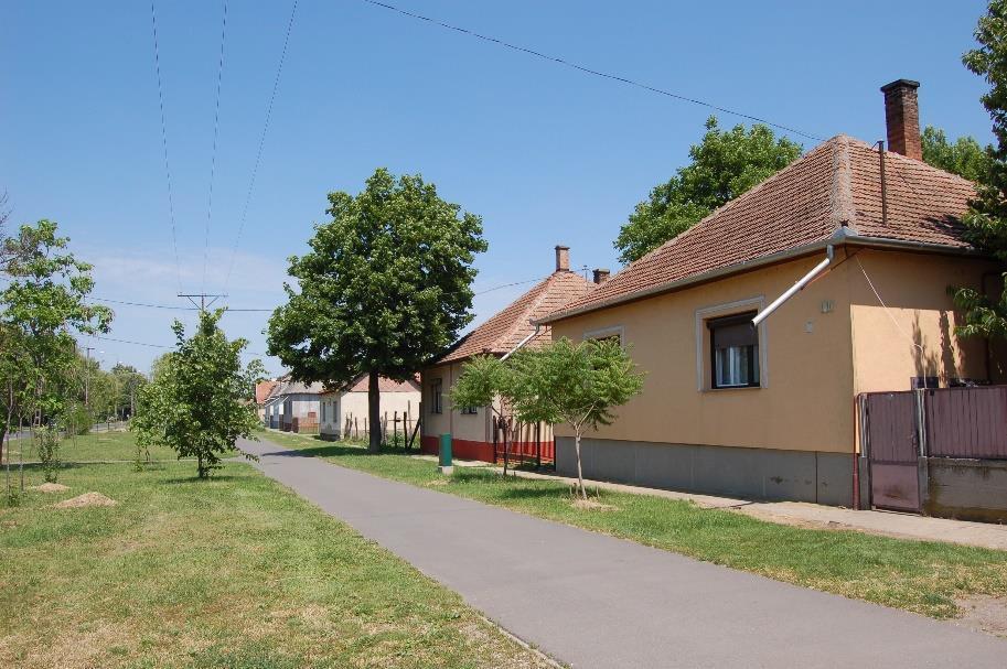 A lakógyűrűben jellemzően előkerttel épült oldalhatáron álló épületek találhatóak, nagyobb, gazdálkodást is lehetővé tevő telkekkel.