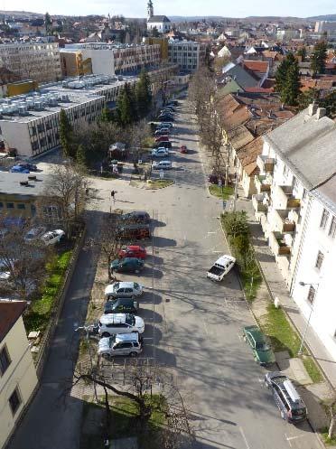 keleti oldalán, illetve a Malom utca mentén. A parkolási információk szintje alacsony mind a helyszíni, mind az előzetes (internetes, ill.
