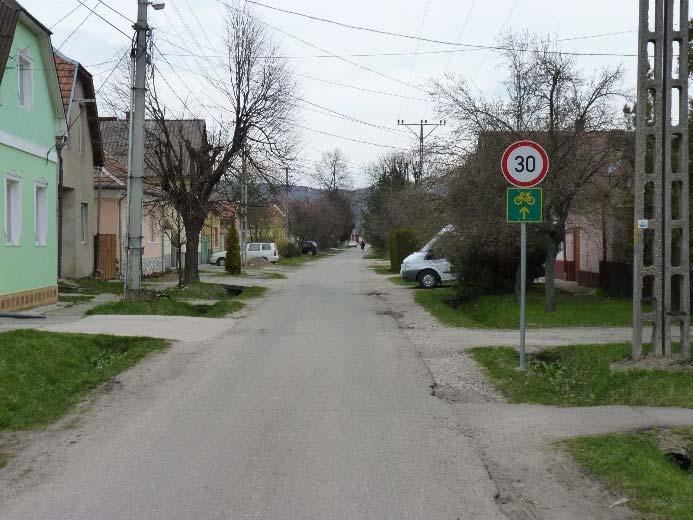 76 A Tárkányi út elérése előtt egy 300 m es szakaszon kis forgalmú utcán kijelölt kerékpárút, onnantól a Tárkányi út mentén repedezett burkolatú osztatlan gyalog és kerékpárút Felsőtárkány határáig,