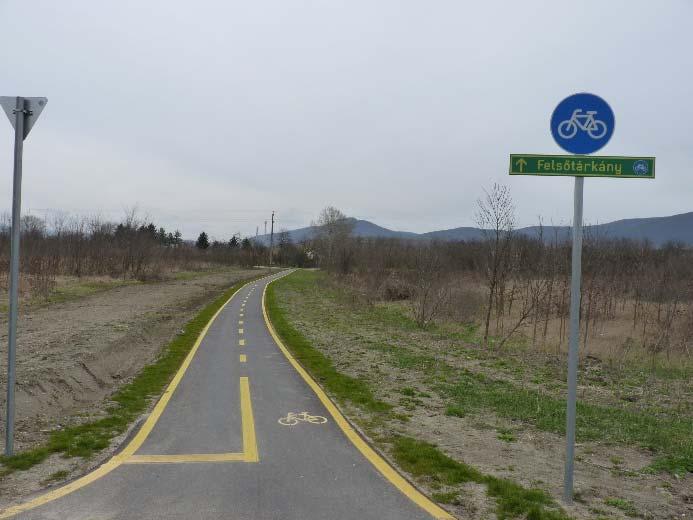 Kritikus pont a 25 ös főút forgalmas, 2x2 sávos szakaszán való átvezetés. Az iparterület menti szervizúthoz, telephelyekhez több ponton csak ösvénnyel kapcsolódik.