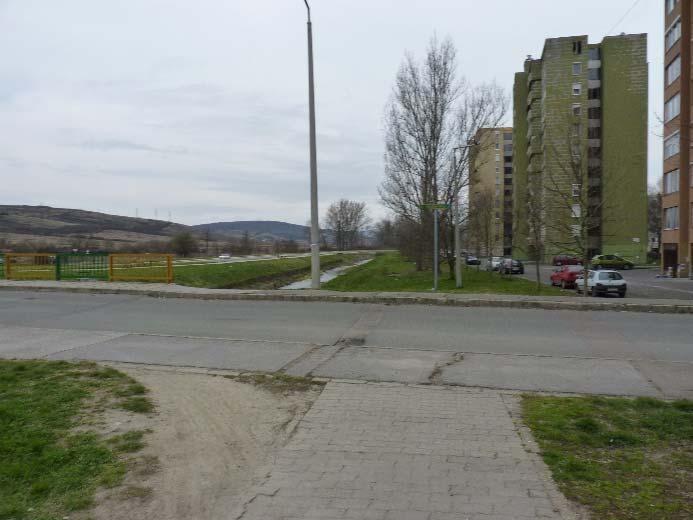 kerékpárút. Mivel térkőburkolata kerékpározásra mérsékelten alkalmas, sokan a párhuzamos, jó állapotú és kis forgalmú feltáróutat választják.