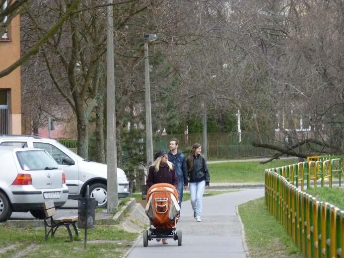 Kapcsolatai több helyen (pl. a párhuzamos Bükk sétány felé, egyéb lakótelepi szervizutak felé) legfeljebb csak informálisan vannak (kitaposott ösvény).