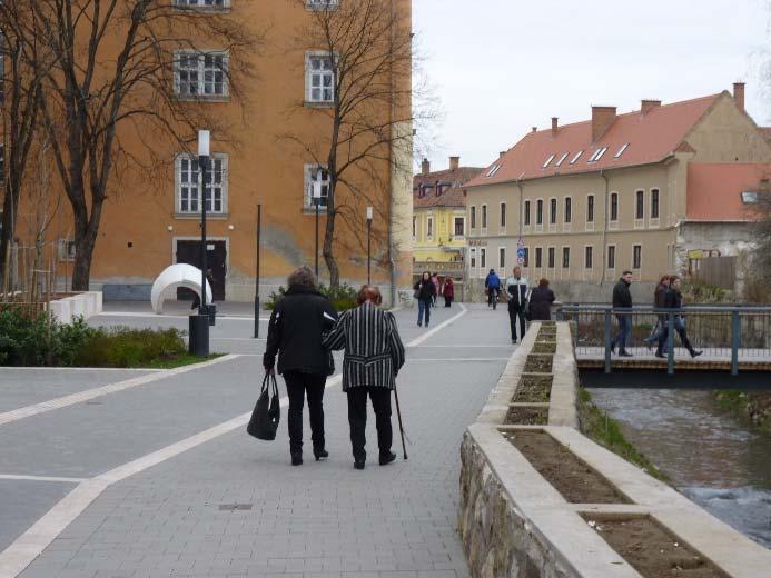 nagyrészt adott egy K szegéllyel elválasztott sáv, de az nincsen kerékpárútnak kijelölve.
