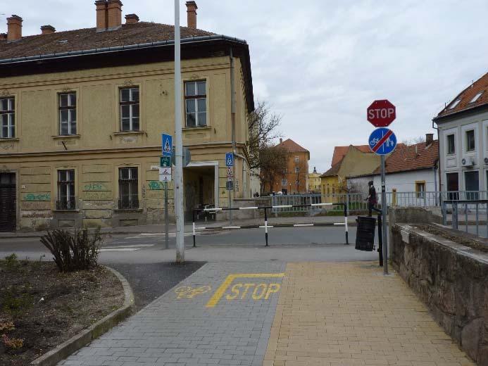 Kossuth utcai átvezetése hiányzik, itt csak gyalogátkelő van ( hajtva tilos táblával).