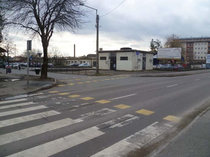Utóbbi szakaszán járda, gyalogút nincsen mellette, ezért gyalogosok is használják.