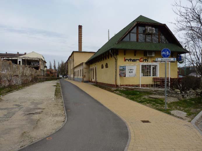 aszfalt, a járda térkő burkolatú. Az egyoldali kialakítás miatt az út túloldalának megközelítése, az ott becsatlakozó utcák kapcsolata nem megoldott.