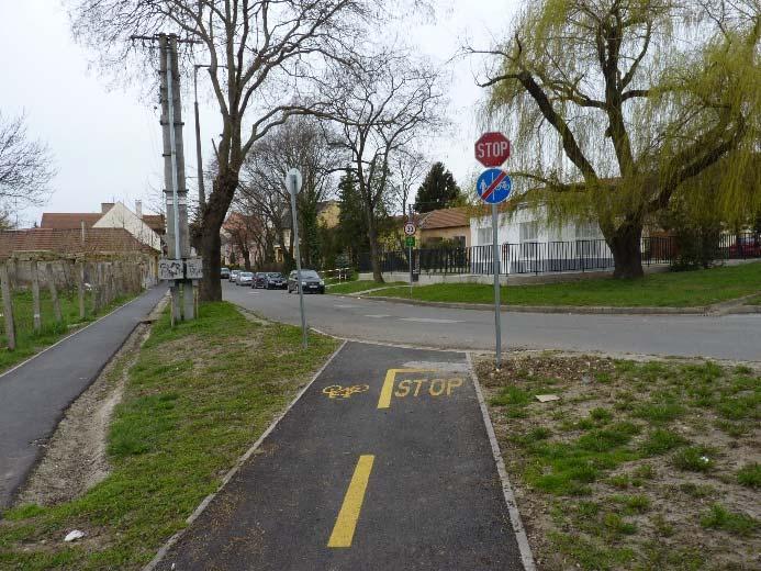 A Hadnagy utca keresztezésében a kerékpárút stop táblával alá van rendelve a Hadnagy utcának, holott a Deák Ferenc út a főútvonal.