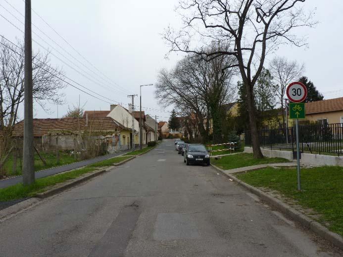 elválasztott gyalog és kerékpárutat alakítottak ki; a kerékpárút aszfalt, a járda térkő burkolatú. Onnantól szórványosan kijelölt kerékpáros útvonal kis forgalmú úton.