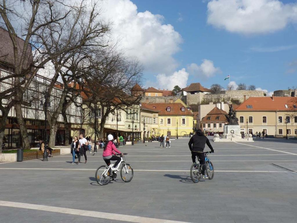 25 ös főút átkelési szakaszának középső része (Árpád út Vörösmarty Mihály út), illetve részben északi része, ahol az északdéli kerékpárút viszonylag távol vezet tőle (Rákóczi út), forgalma 8 20 000
