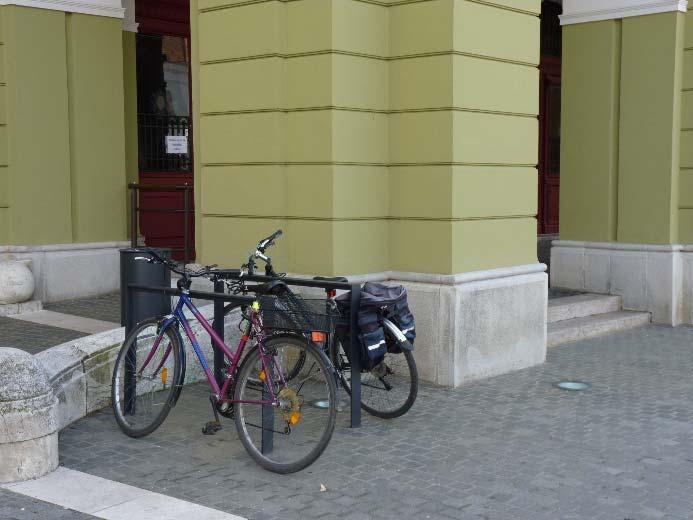 biztonságos kerékpártámaszt telepítettek. Ezek térbeli eloszlása ugyanakkor gyakran esetleges (elhelyezkedése és kapacitása nem mindig igazodik a célpontokhoz, pl.