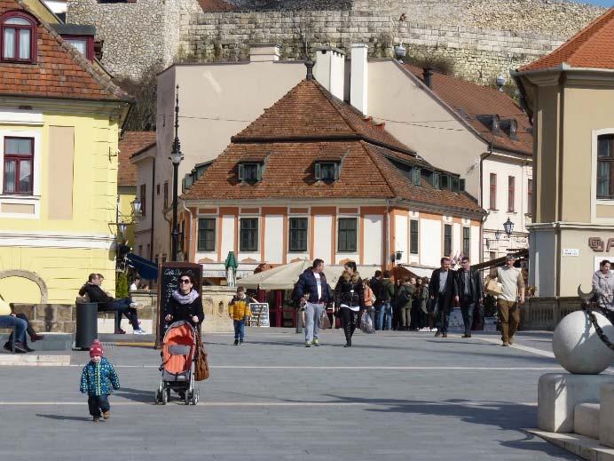 3.4.3.2 Gyalogos közlekedés A város életében a gyalogos közlekedés jelentős szerepet játszik a relatív kis távolságok miatt.