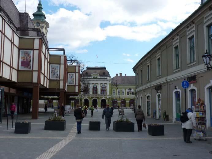 A belváros és a vasútállomás között elhelyezkedő Érsekkert is vonzó gyalogos útvonalakat kínál.