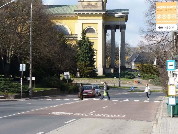 Más városokhoz hasonlóan probléma a nagyobb vonalas létesítmények forgalmasabb utak, vasútvonalak (különösen az országos főutak átkelési szakaszai) elválasztó hatása.