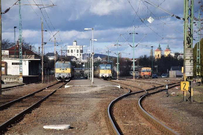 Állomások, megállóhelyek Eger vasútállomásról a belváros déli része elérhető, de fejpályaudvari jellege kedvezőtlen, területe alulhasznosított Eger vasútállomás a belvárostól mintegy 1,5 km re délre