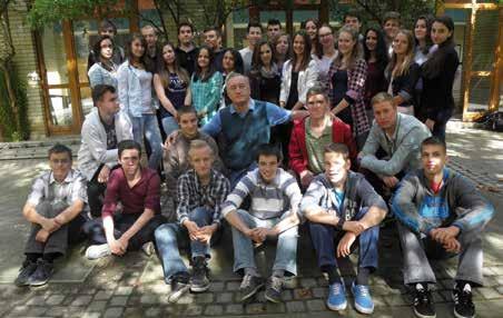 10. b Osztályfőnök: Angyal László Képes adattár Hátsó sor (balról jobbra): Bihal Lóránd, Bánfi Kristóf, Boros Bertold, Tóth Tivadar, Papp Gábor, Mikuska Bence, Tóth Zsófia, Tapodi Krisztián, Tóth