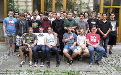 12. a Osztályfőnök: Böszörményi Géza SchP Képes adattár Állnak (balról-jobbra): Fekete Gergely, Oltványi László, Dombi Balázs, Bauer József, Balázs Dávid, Müller Miklós, Kasza Bence, Rácz Albert,