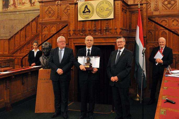 Dr. Weisz Ferenc matematikus, az ELTE Informatikai Kar egyetemi tanára, a Gábor Dénes által bevezetett, a jel- és képfeldolgozás hatékony eszközének, a Gábor-transzformáció és a waveletek területén