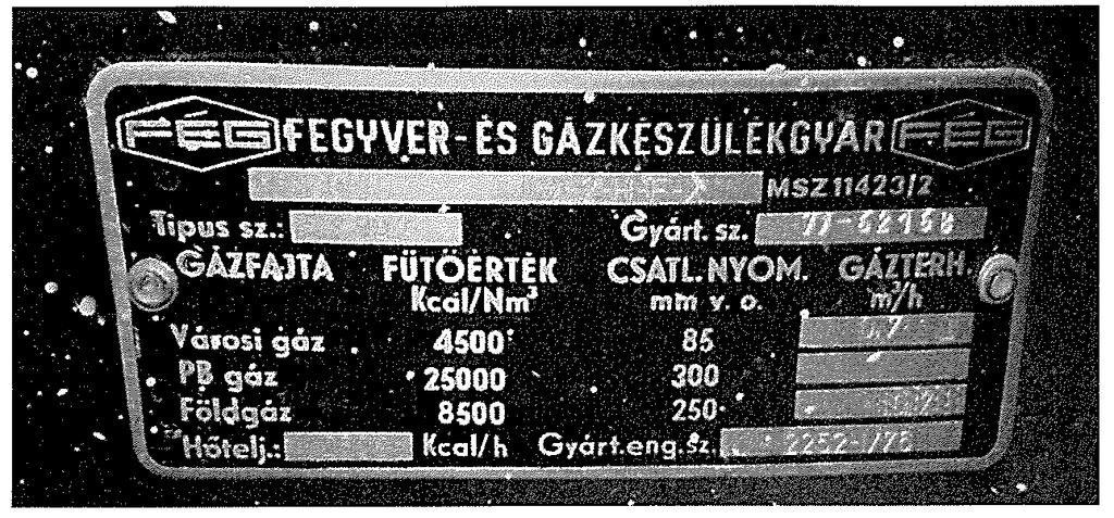 A meglévő, lecserélendő konvektor készülékre vonatkozó információk jellemzően a készülék hátoldalán található, alábbi képen látható adattáblán találhatóak meg: Az általában fémből készült adattábla