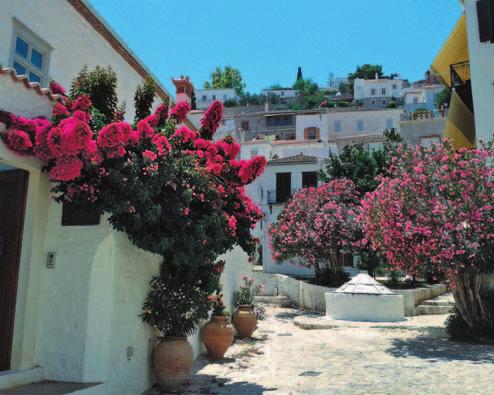 Spetsesben található Bou boulina háza, aki hölgyként se gítette a tö rökök elleni fel kelést. Az õ szobrát láthatják Spetses kikötõjében.