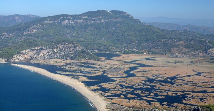 Kirándulások DALYAN BUSSZAL A szállodából Dalyanba utazunk. Útközben megállunk egy frissítőre a Leylek Étteremnél.
