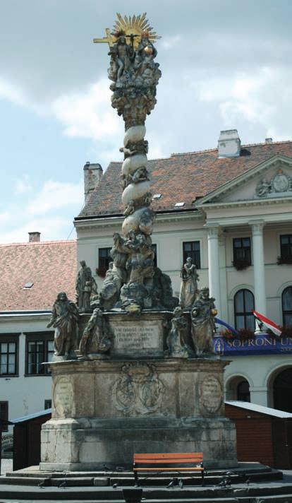 Innen került az 1930-as években a térre, ahol szintén megrongálódott a bom bázások során, újjáfaragva került vissza a térre. Az Orsolya térről két utca is visszavezet a Fő térre.